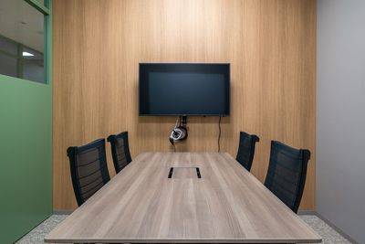 マイク・モニター付き会議室。ゲストを迎えての打ち合わせにもご活用ください。 - 虎ノ門アルセアタワー モニター・ホワイトボード完備の4名様用【会議室B】の室内の写真