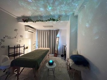 プラネタリウムで癒しの空間に… - レンタルサロンKomachi-A レンタルサロン Komachi-A　心斎橋の室内の写真