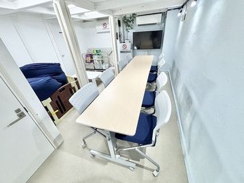 会議室としてもご利用可能です。 - WorkWork　 多目的レンタルスペースの室内の写真