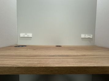 ワイヤレス電源の他に100W電源3口有ります - みなとみらいと富士山を一望する最上階の明るいレンタルスペース みなとみらい・富士山を一望できる最上階のワークボックス「そら」の設備の写真
