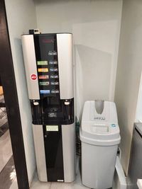 フリードリンク
ご自由にご利用ください(平日9：00～17：00) - 久屋大通　ナユタビル 6階【602】ミーティングルーム（個室）の室内の写真