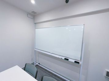 ホワイトボード - レンタルスペースＤａｉＤｏＡＮＮＥＸ  貸し会議室の設備の写真