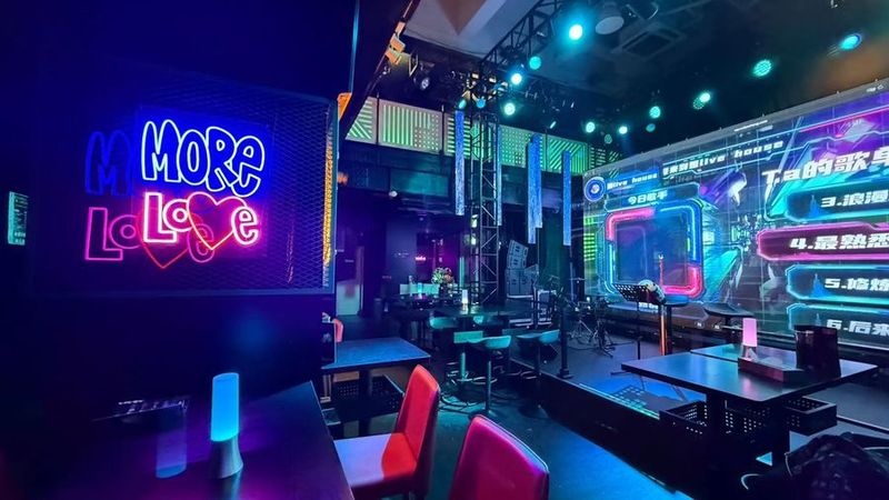 華やかで目を引くステージ、巨大なバックスクリーン - 姫ライブハウス　西心斎橋店