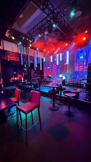 華やかで目を引くステージ、巨大なバックスクリーン - 姫ライブハウス　西心斎橋店