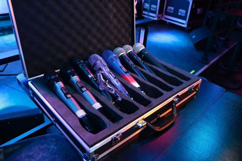 華やかで目を引くステージ、巨大なバックスクリーン - 姫ライブハウス　西心斎橋店