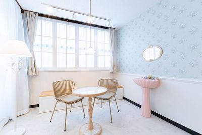 窓際のカフェ席は、日差しを感じながら
おくつろぎいただけます☀️ - milk party and studio池袋店 milk party and studio 池袋店（〜10名様）の室内の写真