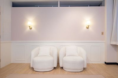 ピンク×ホワイトの壁もおすすめです🐇🩰 - milk party and studio池袋店 milk party and studio 池袋店（〜10名様）の室内の写真