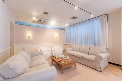 リビングには、8名様分のソファをご用意🪑
ゆったりとした時間をお過ごしください🌿 - milk party and studio池袋店 milk party and studio 池袋店（〜10名様）の室内の写真