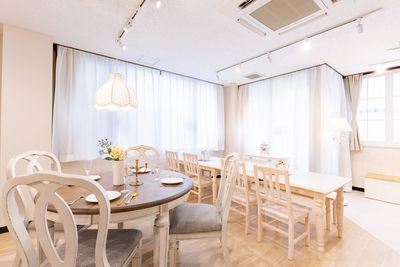 ダイニングテーブルは8名様、
丸テーブルは4名様にご着席いただけます🌷 - milk party and studio池袋店 milk party and studio 池袋店（〜10名様）の室内の写真
