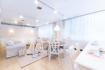 自然光たっぷりの2面採光で、
日中は明るく開放感のある空間です🪽 - milk party and studio池袋店 milk party and studio 池袋店（〜10名様）の室内の写真
