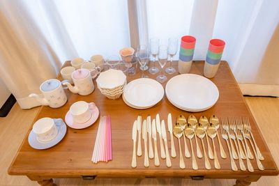 お皿やカトラリー類も複数ございます🍽️
（お子様用のお皿やカトラリー、ランチョンマット、涎掛けもございます👶🏻） - milk party and studio池袋店 milk party and studio 池袋店（〜10名様）の設備の写真