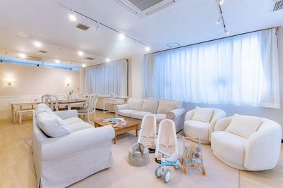 ※通常レイアウトは、奥からローテーブル、丸テーブル、ダイニングテーブルの順に配置しております。
レイアウトの変更後は原状回復にご協力をお願いいたします。 - milk party and studio池袋店 milk party and studio 池袋店（〜10名様）の室内の写真