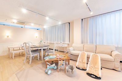 クッションフロアを採用しているため、小さなお子様連れでも安心してご利用いただけます🐏 - milk party and studio池袋店 milk party and studio 池袋店（〜10名様）の室内の写真