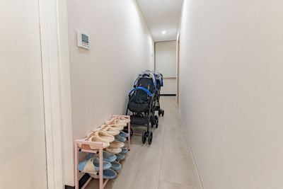 入ってすぐのバックヤードには、ベビーカーを置いていただけます🧚 - milk party and studio池袋店 milk party and studio 池袋店（〜10名様）の室内の写真