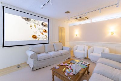 プロジェクターで推し活も🪄🎀 - milk party and studio池袋店 milk party and studio 池袋店（〜10名様）の室内の写真