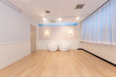 家具を移動すると広々とご利用いただけます✨◎

※お客様ご自身でレイアウトの変更は可能ですが、
ご利用後は原状回復にご協力をお願いいたします。 - milk party and studio池袋店 milk party and studio 池袋店（〜10名様）の室内の写真