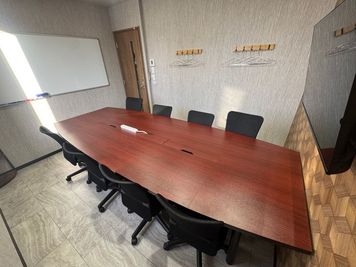 いいオフィス神田 8名会議室（Room C）の室内の写真