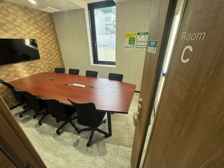 いいオフィス神田 8名会議室（Room C）の室内の写真