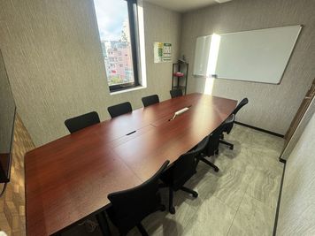 いいオフィス神田 8名会議室（Room C）の室内の写真