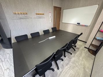 いいオフィス神田 8名会議室（Room B）の室内の写真