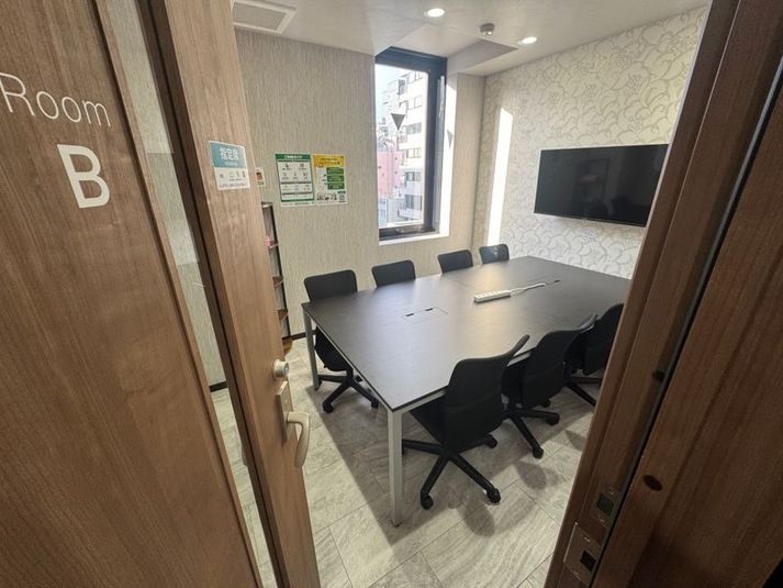 いいオフィス神田 8名会議室（Room B）の室内の写真