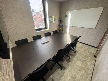 いいオフィス神田 8名会議室（Room A）の室内の写真