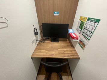 【神田駅から徒歩1分】モニター・フリードリンク付き1名半個室（ブース27）※予約時間前は入室不可 - いいオフィス神田