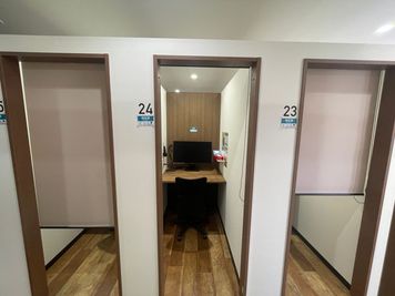 いいオフィス神田 1名半個室（ブース23）の室内の写真