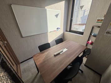 いいオフィス神田 4名会議室（Room G）の室内の写真