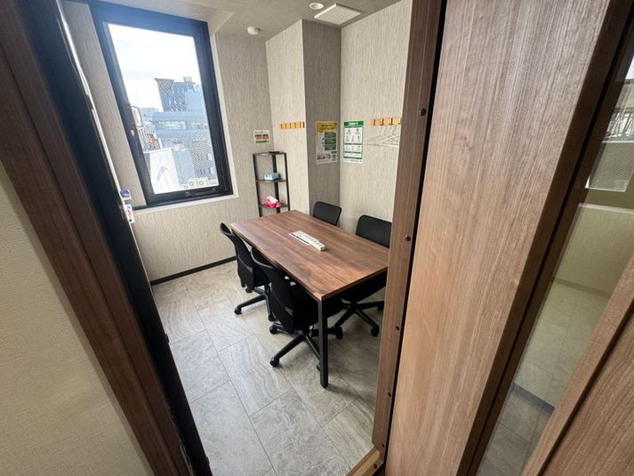 いいオフィス神田 4名会議室（Room G）の室内の写真