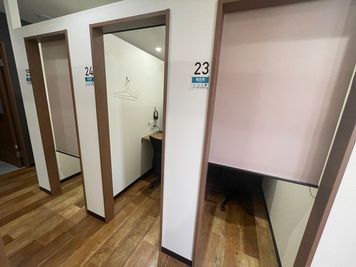 いいオフィス神田 1名半個室（ブース20）の室内の写真