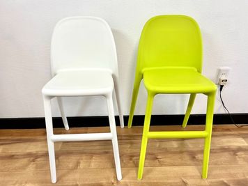 お子様椅子2脚完備。
必要な場合お知らせ下さい。
＊お子様の転倒にご注意下さい - レンタルスペース【はなまるRoom】 🔆はなまる🔆おうちスペースの室内の写真