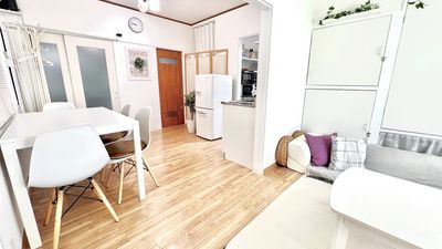 🍃ワンルームの広々お部屋
常設テーブル長方形（白）120×80（4人）
延伸で180×80迄延OK　
椅子のご準備は8脚迄OK
　　 - レンタルスペース【はなまるRoom】 🔆はなまる🔆おうちスペースの室内の写真