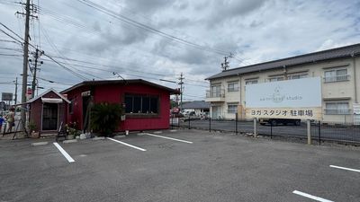 スタジオ横に駐車場7台分あります。 - earth yoga studio ヨガスタジオの外観の写真