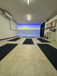 プロジェクター使用時 - earth yoga studio ヨガスタジオの室内の写真