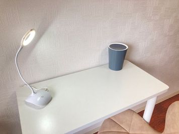 手元を明るく照らせるLEDライト - レンタルサロンひだまり レンタルサロンひだまり💎新大阪御堂筋南改札店の設備の写真