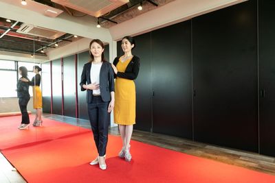 スタジオにもなるのでウォーキングレッスン可能です。大鏡が可能性を広げています。 - 【名古屋】beautybizsalonD→START名古屋栄本店 セミナールーム＆スタジオの室内の写真