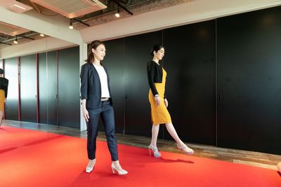 コンテスタント指導もできます。ここから世界をめざす人々が生まれています - 【名古屋】beautybizsalonD→START名古屋栄本店 セミナールーム＆スタジオの室内の写真