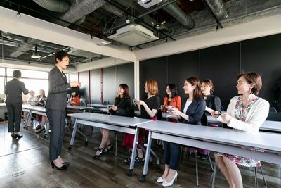 セミナー開催スクール式で18名OKです。
 - 【名古屋】beautybizsalonD→START名古屋栄本店 セミナールーム＆スタジオの室内の写真