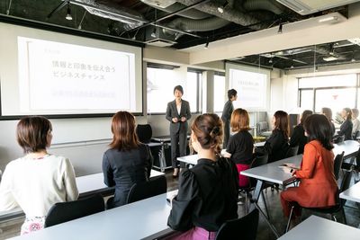 セミナールームにはスクリーンとプロジェクター完備です。 - 【名古屋】beautybizsalonD→START名古屋栄本店 セミナールーム＆スタジオの室内の写真