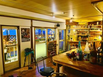 メインカウンターから見たウッドデッキ - サカマチ灯響（サカマチNEON） アウトドアスペース付きRoof Top BAR!!の室内の写真