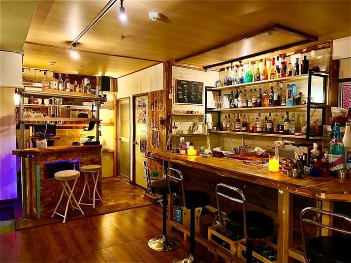 メインカウンターとサブカウンター - サカマチ灯響（サカマチNEON） アウトドアスペース付きRoof Top BAR!!の室内の写真