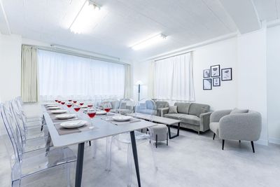 食事会利用時のレイアウト例 - Room Gray (ルームグレー) 新橋店 Room Gray (ルームグレー) 新橋店（〜10名様）の室内の写真