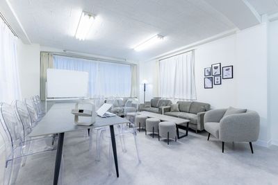 会議利用時のレイアウト例 - Room Gray (ルームグレー) 新橋店 Room Gray (ルームグレー) 新橋店（〜10名様）の室内の写真