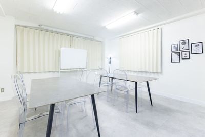 研修（グループワーク）利用時のレイアウト例 - Room Gray (ルームグレー) 新橋店 Room Gray (ルームグレー) 新橋店（〜10名様）の室内の写真