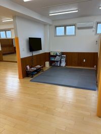 メインスタジオの手前にテレビ付きの待機場所もございます。 - スタジオ鹿野苑 色々なレッスン教室や懇親会、イベントなどに最適なレンタルスタジオの室内の写真