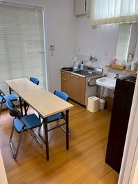 奥に個室にできるスペースもあり水道も使えます。 - スタジオ鹿野苑 色々なレッスン教室や懇親会、イベントなどに最適なレンタルスタジオの室内の写真