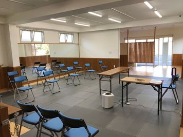会議室や教室としてもご利用頂けます。
セミナーでもご利用頂いたり、
Wi-Fiも完備しているので配信やネット会議でもご利用頂いております。 - スタジオ鹿野苑 色々なレッスン教室や懇親会、イベントなどに最適なレンタルスタジオの室内の写真