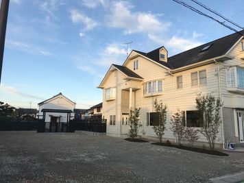 駐車場とスタジオです。
スタジオ裏に日本家屋や蔵、日本庭園があり写真撮影の際にお使い頂いております。 - スタジオ鹿野苑 色々なレッスン教室や懇親会、イベントなどに最適なレンタルスタジオの外観の写真