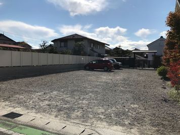 すぐ隣に約１０台分の駐車場を完備しております。
ご希望でしたらスタジオをご利用頂いた方は、こちらへ車を置いてそのまま観光へ行って頂く事も可能です。 - スタジオ鹿野苑 色々なレッスン教室や懇親会、イベントなどに最適なレンタルスタジオの外観の写真